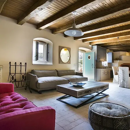 Iconic - Rosa Vila Agia Efimia