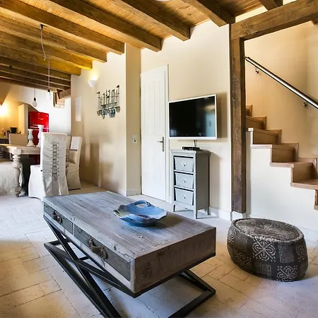 Iconic - Rosa Agia Efimia